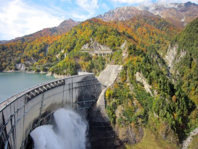 黒部ダム秋放水